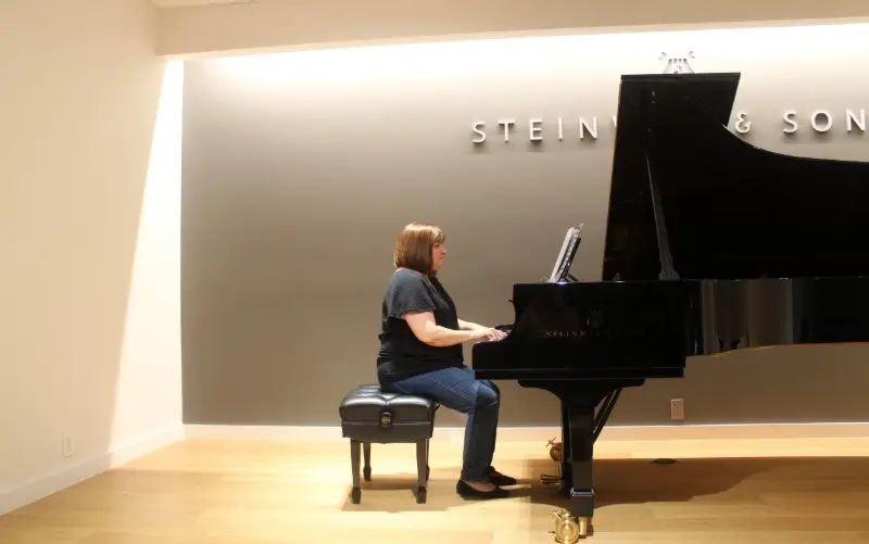Kammy performing at Steinway Hall