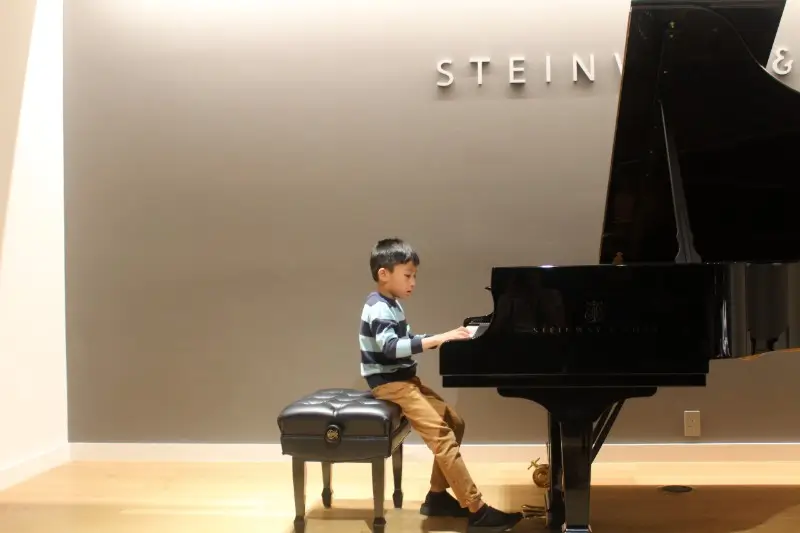 Khoi performing at Steinway Hall Scottsdale